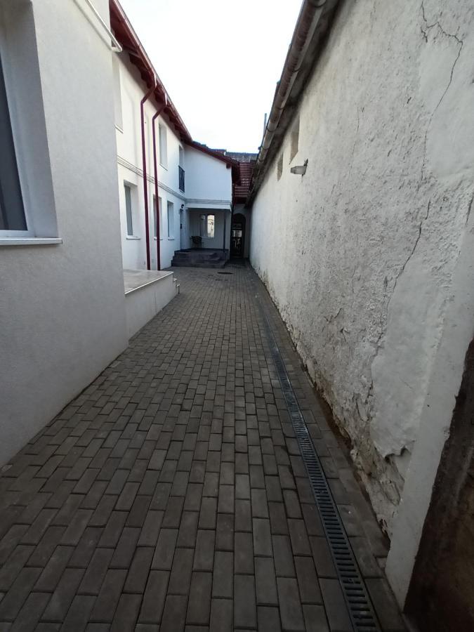 Old Town Studio Apartments Бая-Маре Экстерьер фото
